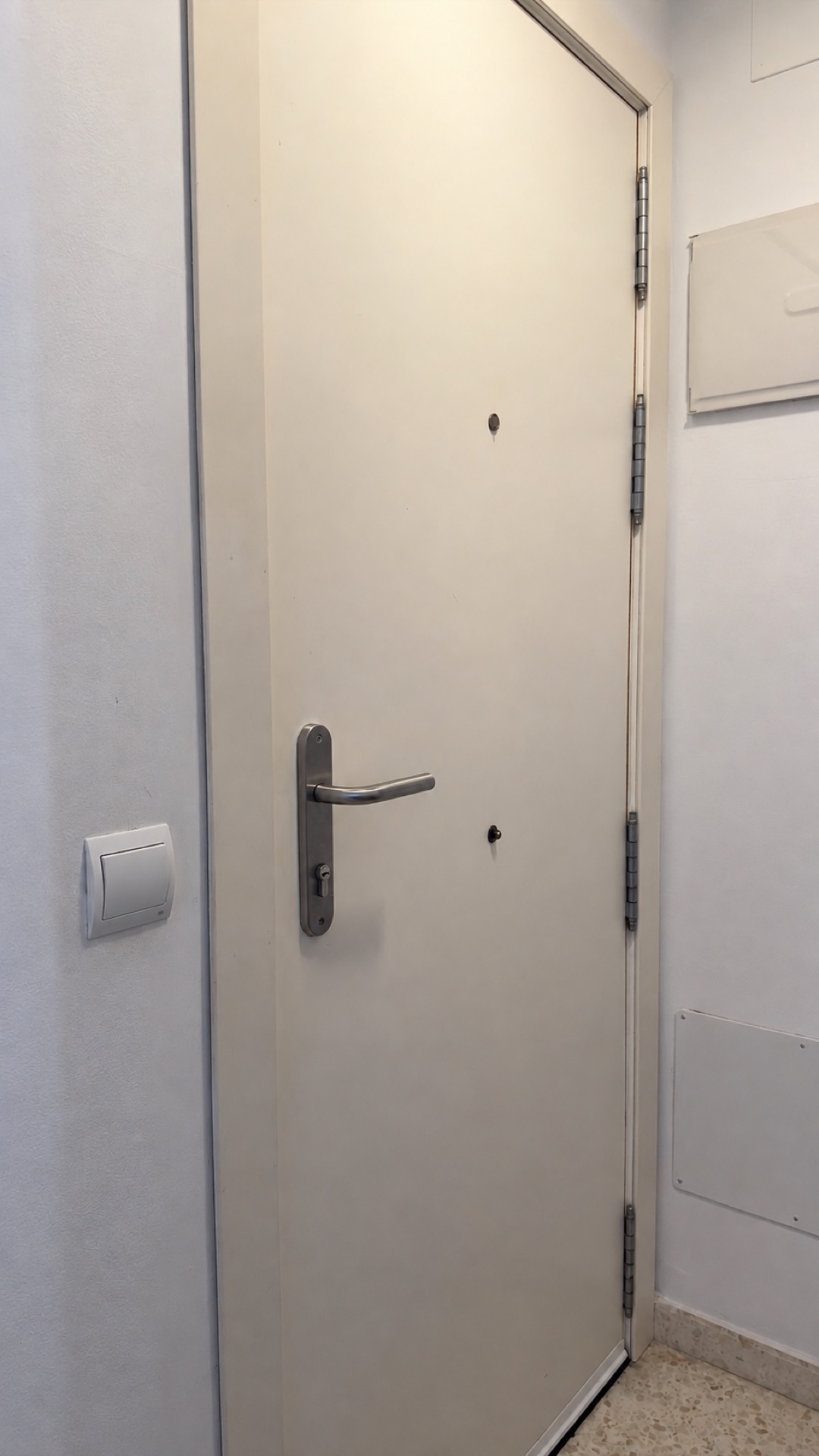 Entrada a un pequeño recibidor — piso en Los Bermejales, Sevilla
