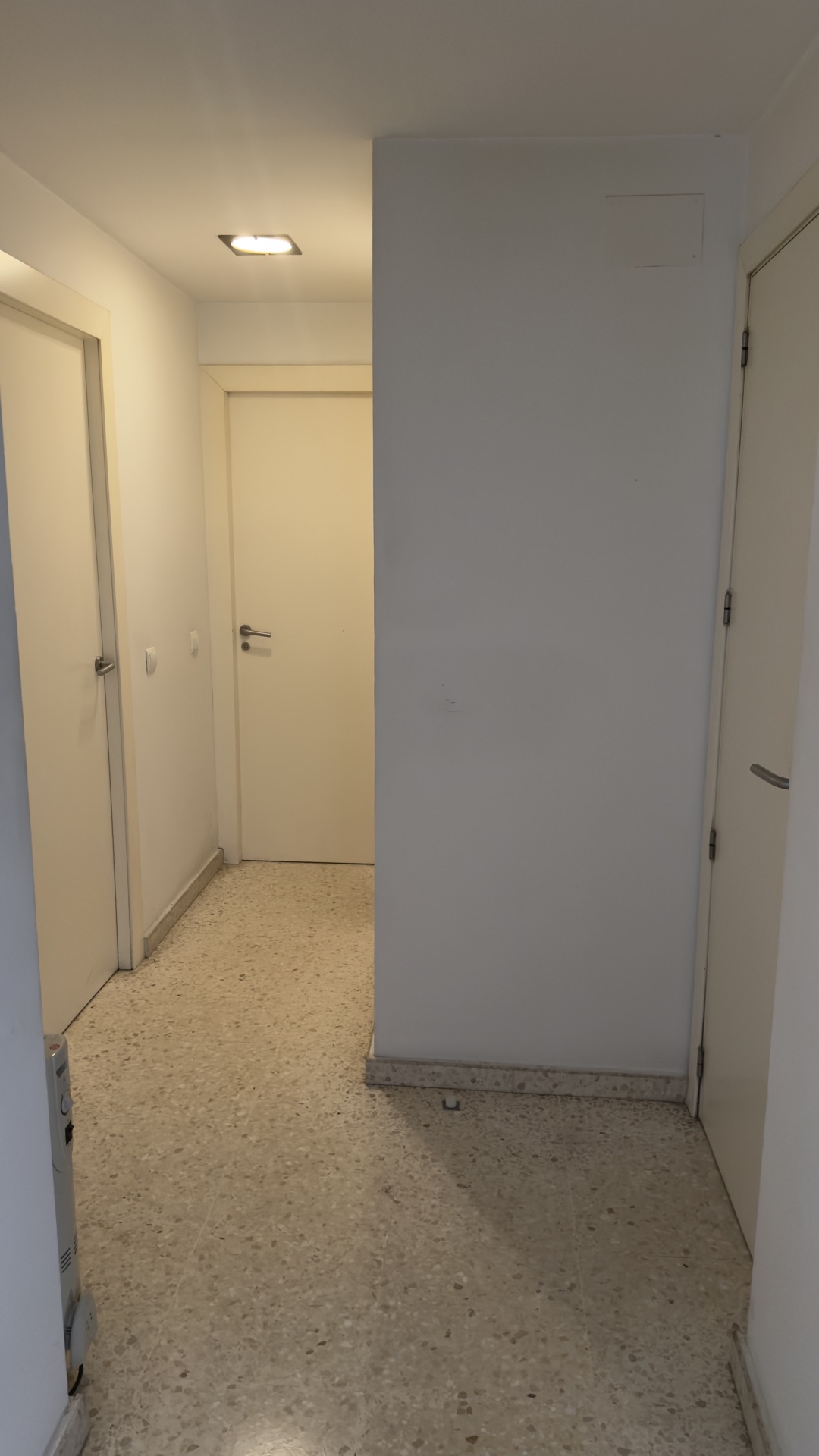 Pasillo que conecta todas las habitaciones y la cocina — piso en Los Bermejales, Sevilla