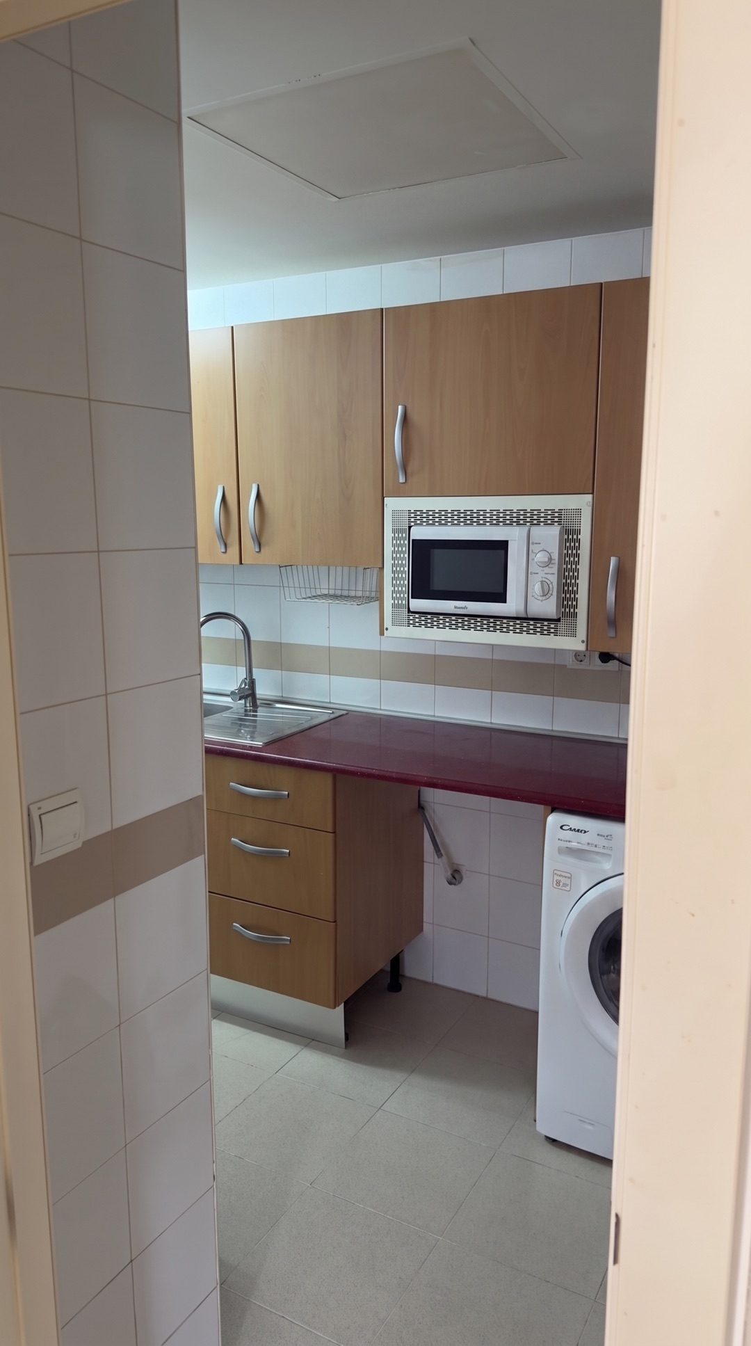 Cocina amplia y espaciosa, con ventana al patio interior — piso en Los Bermejales, Sevilla