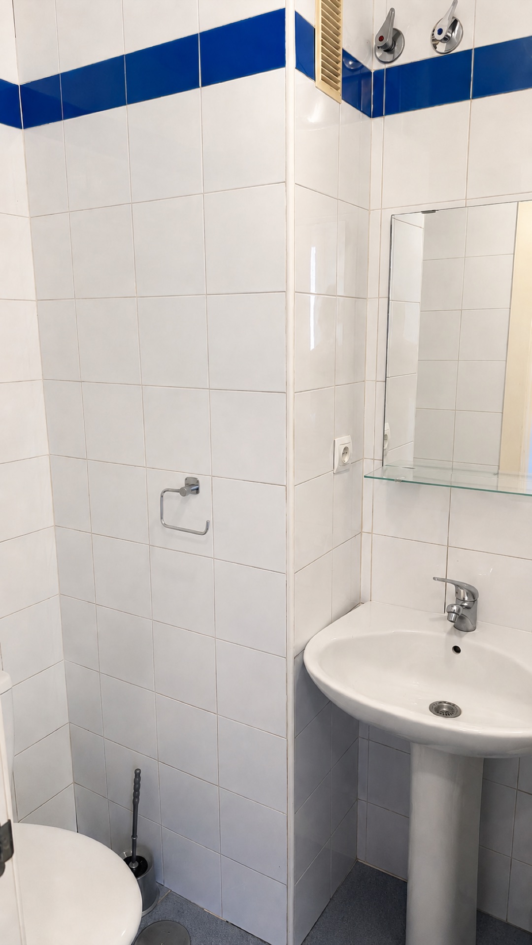 1.er baño pequeño, con placa de ducha — piso en Los Bermejales, Sevilla