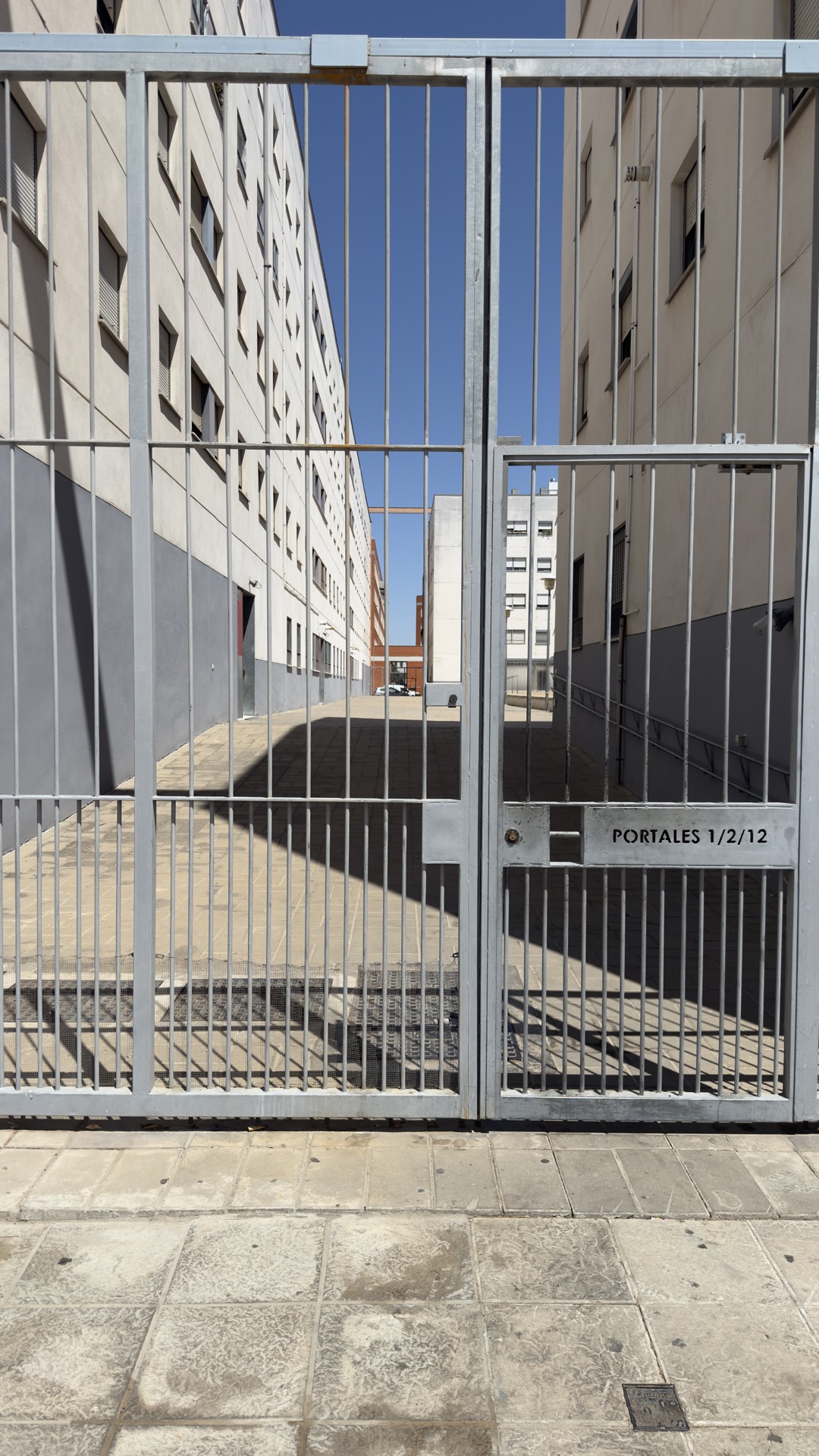 Cancela y patio de la urbanización — piso en Los Bermejales, Sevilla