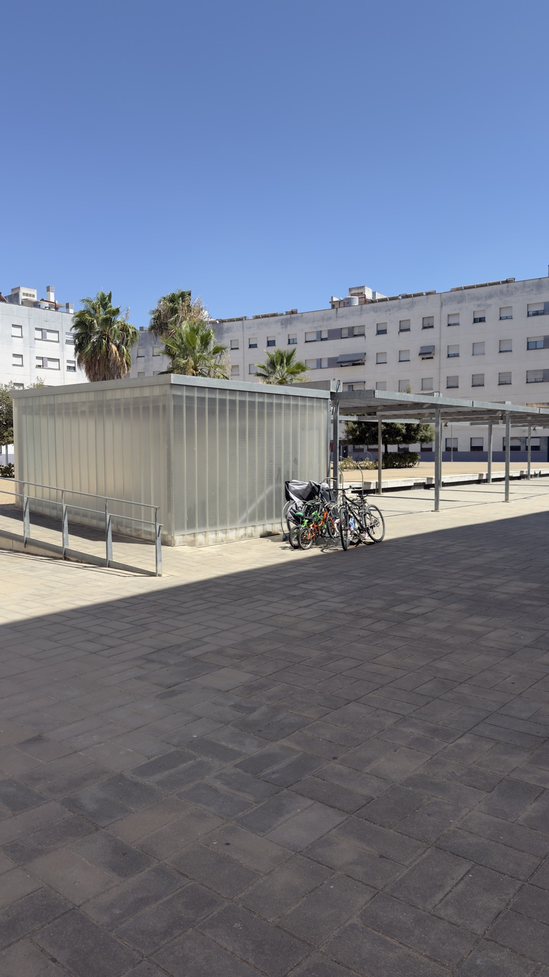 Cancela y patio de la urbanización — piso en Los Bermejales, Sevilla