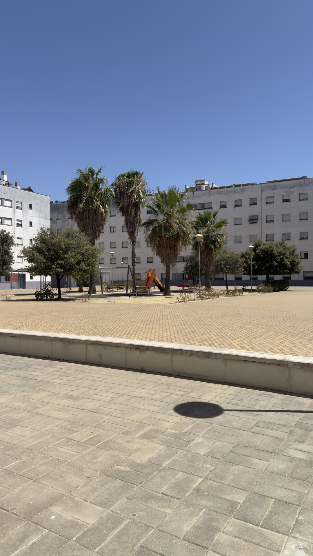 Cancela y patio de la urbanización — piso en Los Bermejales, Sevilla