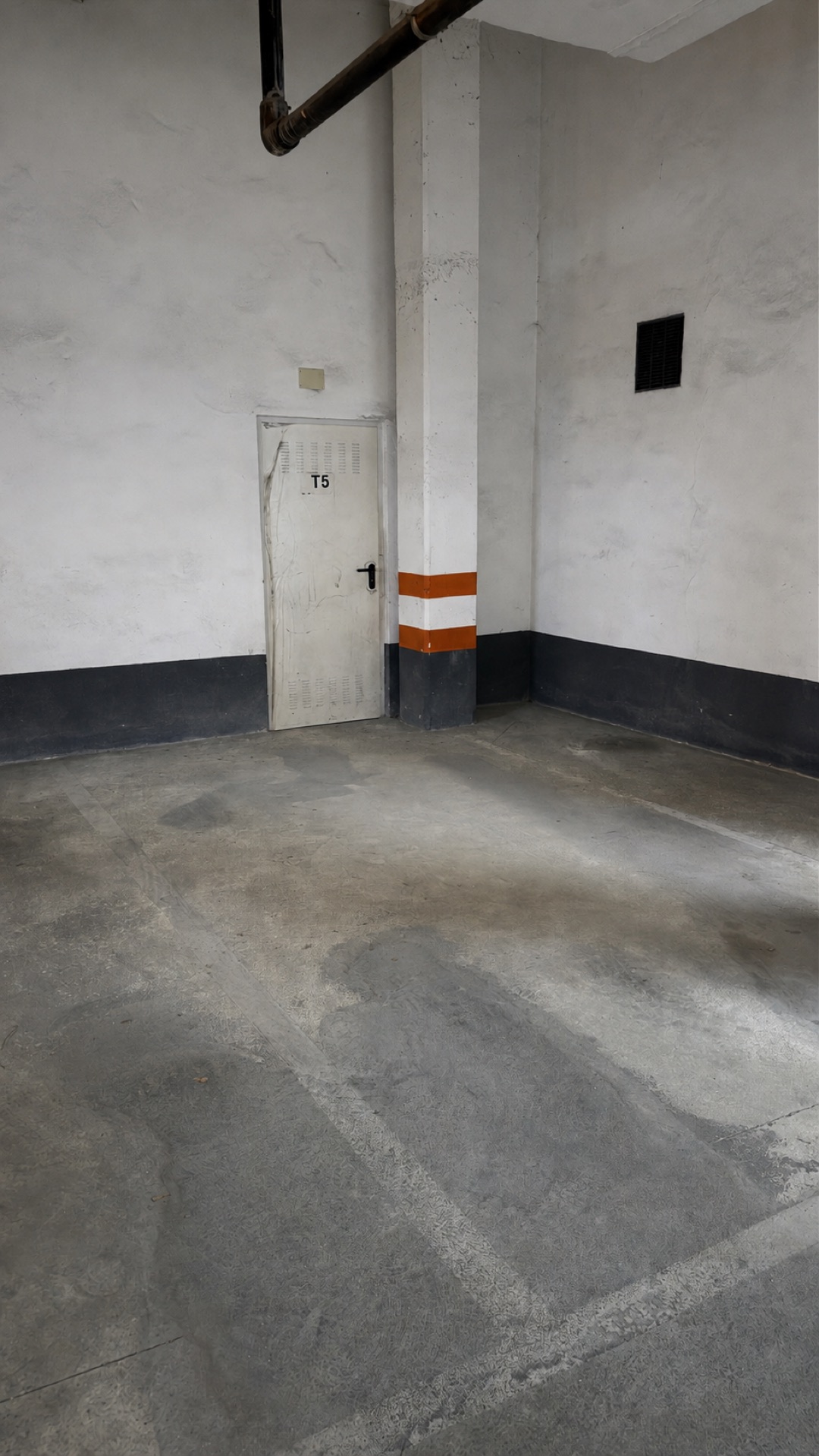 Plaza de garaje de 2,25 m de ancho por 4,99 m de largo — piso en Los Bermejales, Sevilla