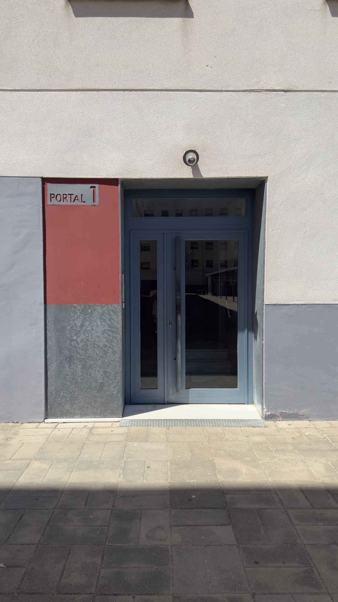 Entrada al portal — piso en Los Bermejales, Sevilla