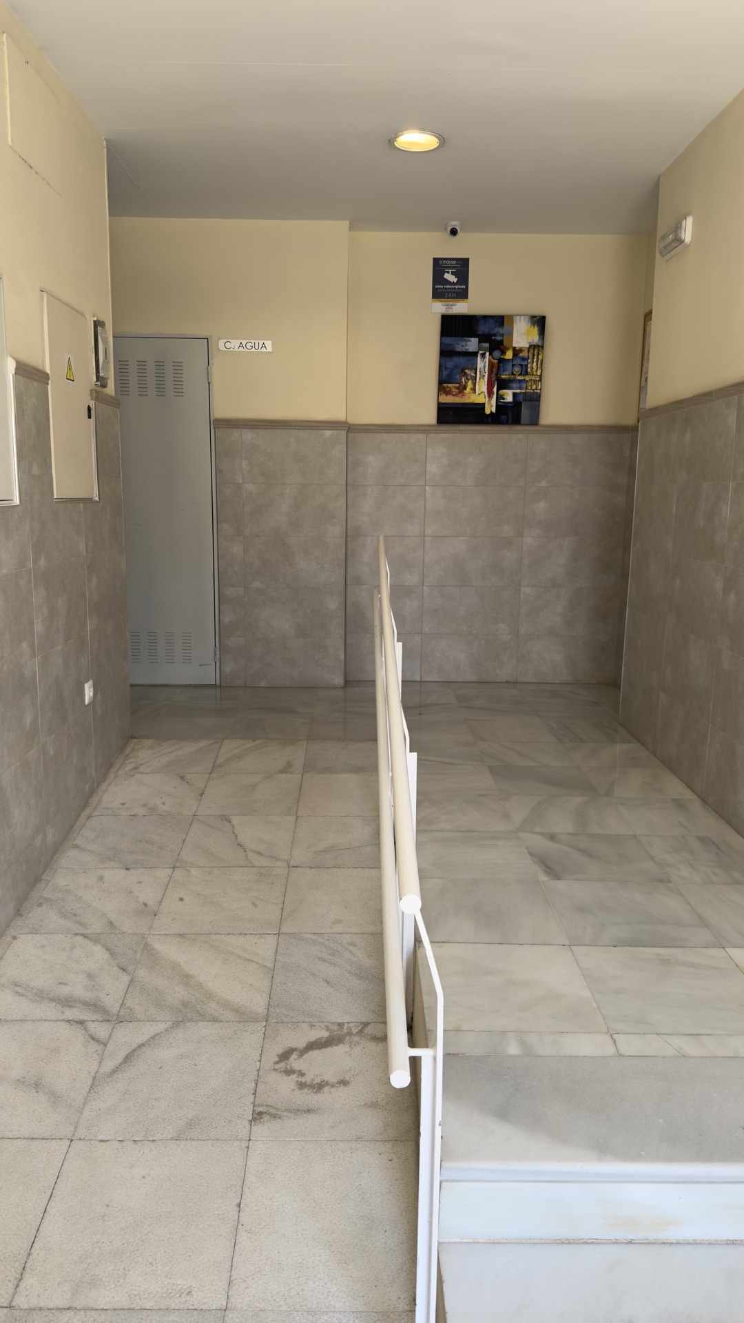 Pasillo hacia el ascensor y acceso a la azotea — piso en Los Bermejales, Sevilla